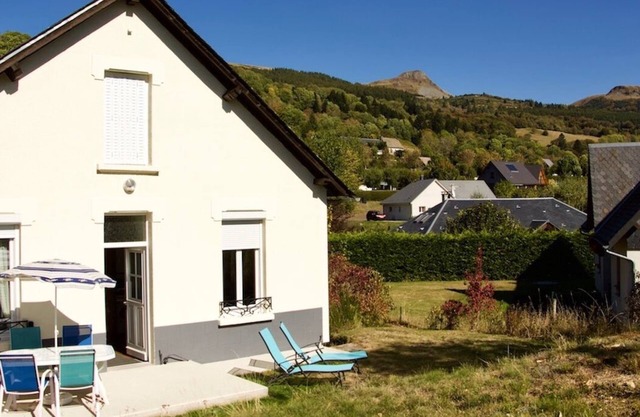 Very quiet house, ideal for skiing, hiking and sightseeing, close to La Bourboule.