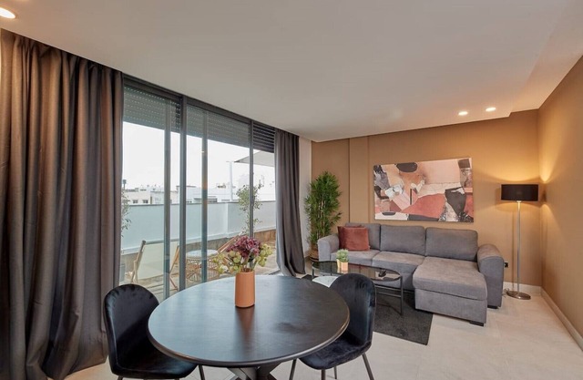 VERY RADIANT 1BR PENTHOUSE + NETFLIX + PARKING