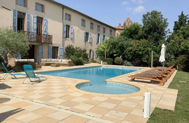 Very spacious House, Heated Pool, Tennis Court, Games Room, 2 acres of garden