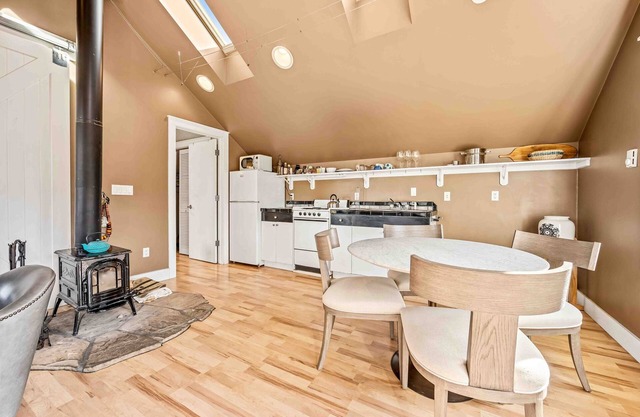 Very spacious vaulted ceiling 1-bdrm Chalet in Ned, 10 min from skiing, Views