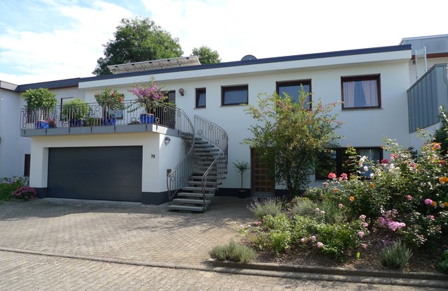 Very well-kept 1-room.-Studio in a family house, in Freiburg-St. Georgen, * DTV