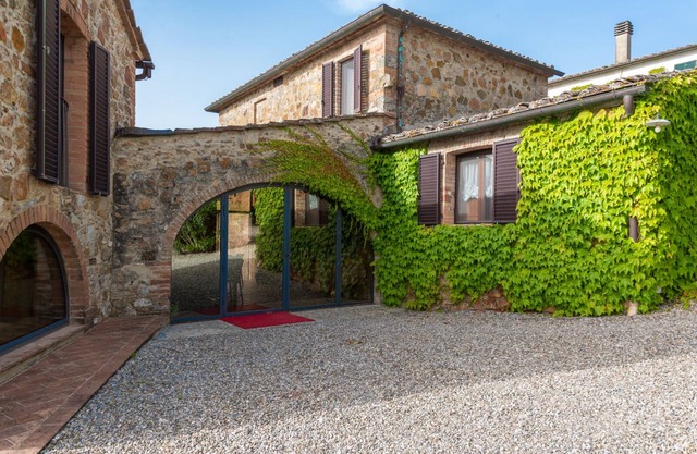 Vescovado Apartment in Historic Estate near Siena with swimming pool