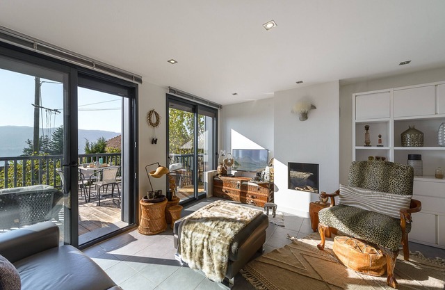 VEYRIER - Cottage Suspendu sur Le Lac d'Annecy