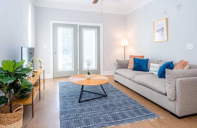 Viagem Stunning 2BR with Pool, Patio & Gym