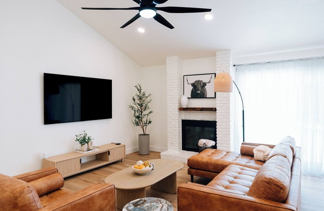 Vibe and cozy House minutes from Q2 Stadium The Domain Downtown you'll love it.