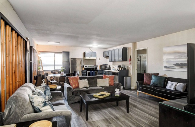 Vibrant 2 bed/2bath condo - Central location