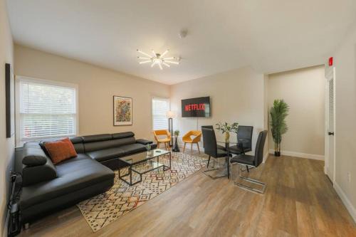 Vibrant 2BR Nashville Getaway with Optional Parking Near Broadway, Midtown Bars & Music Row
