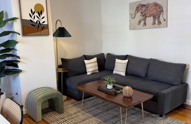 Vibrant 3-BED Stay In Great Neighborhood Near NYC