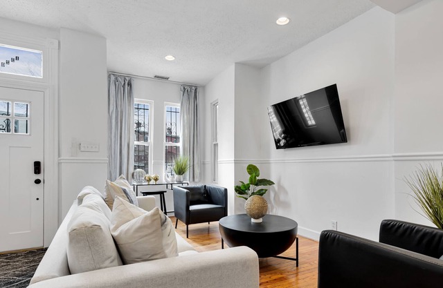 Vibrant 3 bedroom DC with beautiful rear patio