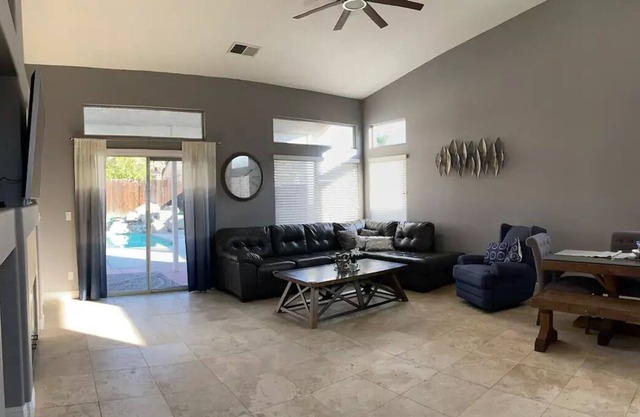 Vibrant 3 Bedroom Home With A Pool/Gym/Home Office