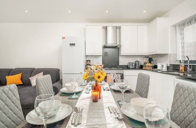 Vibrant 3bedroom Retreat Tottenham Hotspur Stadium free Wifi, parking on request