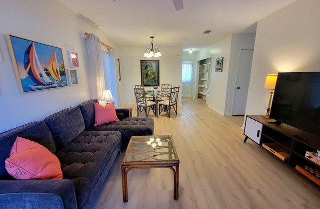 Vibrant Airport 2bdr Central Pensacola Getaway