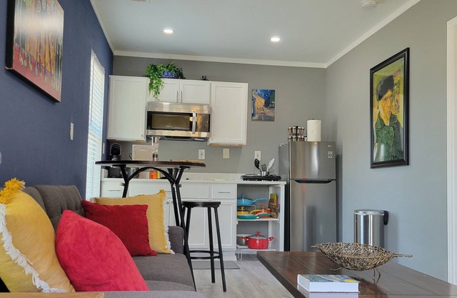 Vibrant Art Retreat. Stylish 1 Bedroom Private Cottage Centrally located. n