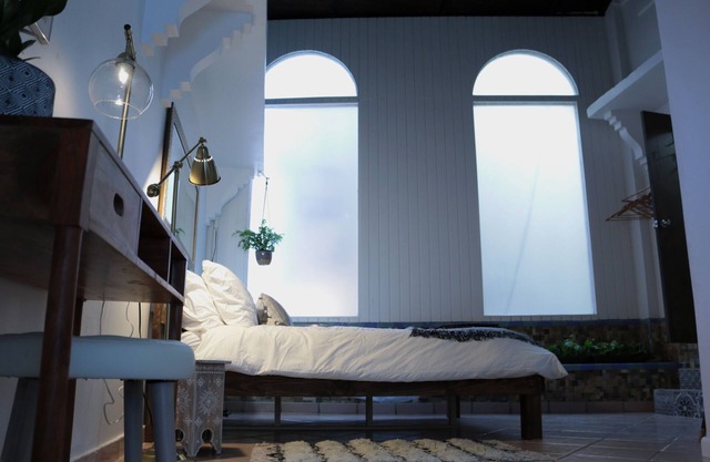 Vibrant boutique Suite near beach, good eats & shops .