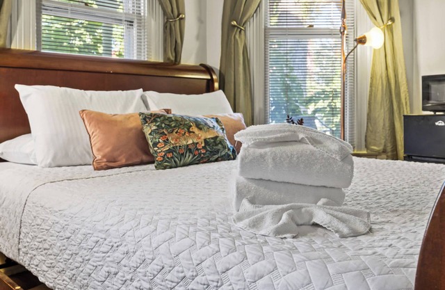 Vibrant Clifton Retreat Near Dining & Attractions