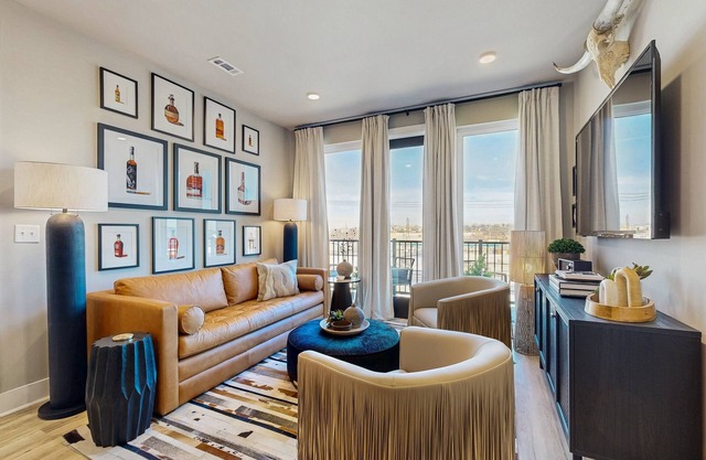 Vibrant Downtown Condo w/access to SkyLounge amenities