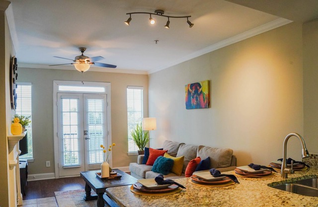 ✰Vibrant Luxe Midtown Apt ✰✰ FREE gated parking✰