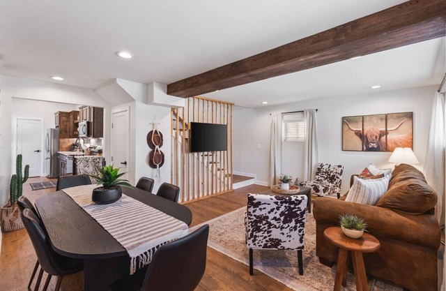 Vibrant Multi-Condo Building - Sleeps 48 - 7 Units