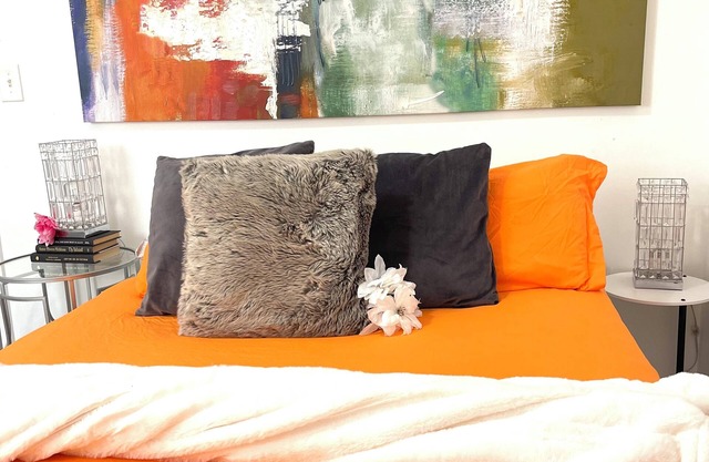 Vibrant Oasis, Charming 3-bedroom 2 Bath house