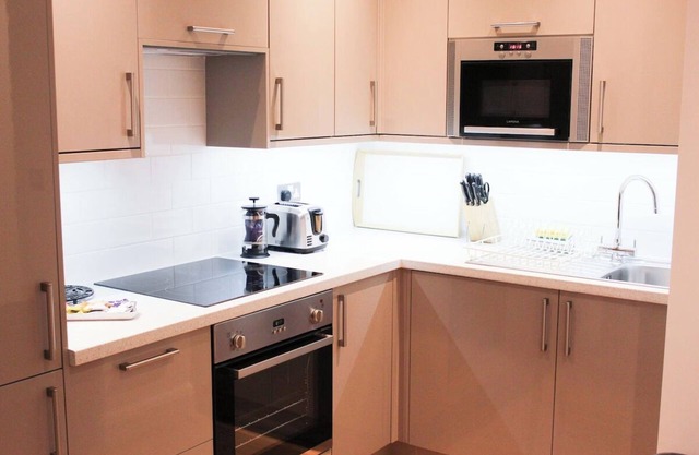 Vibrant one-bedroom Apartment w/Kitchen just 13 minutes from Hampstead Heath