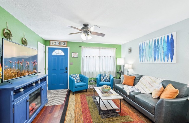 Vibrant Pet and Family friendly fully fenced yard great location