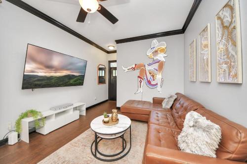 Vibrant Vegas Vibes - Hot Tub & Games - Perfect 4 Family & Groups