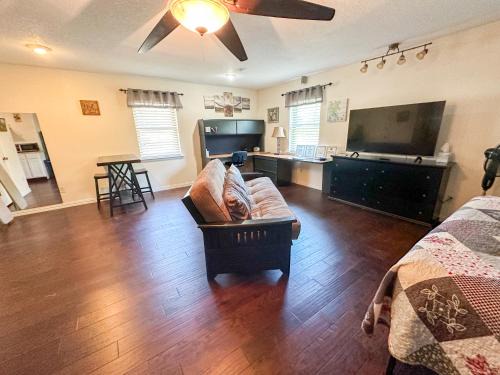 Vibrant Work Stay Studio Cowboy Pool, Pet ok near Tx Motor Speedway by Vacation Your Way