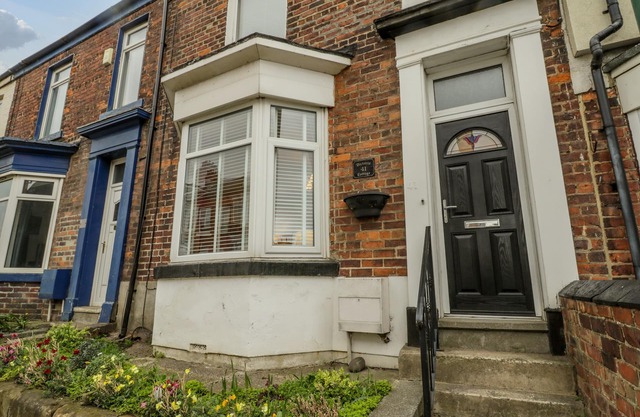 VICTORIA COTTAGE, pet friendly in Marske-By-The-Sea