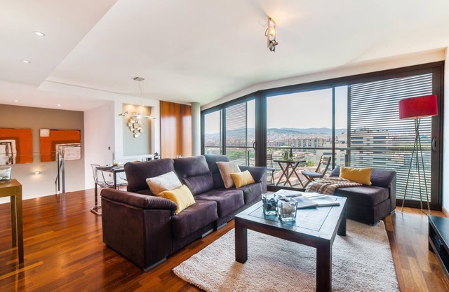 Victoria Diagonal Mar 1: Luxury Duplex Touristic Apartment Near the Beach