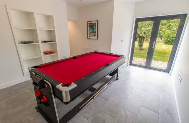 Victoria House Bembridge. 6 bedrooms - 4 bathrooms, great garden and location