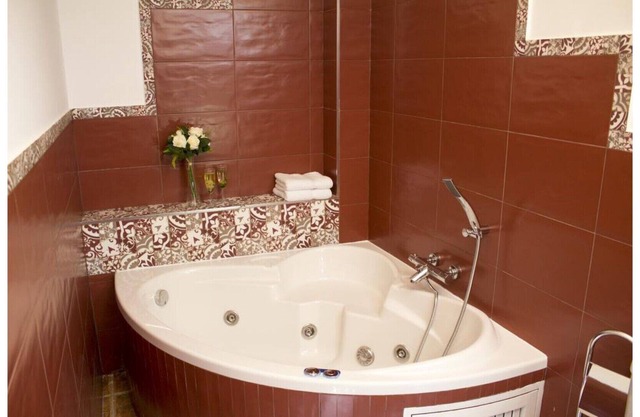 Victoria Loft with Jacuzzi II
