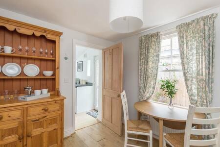 Victorian 2 Bedroom Home near the river Cam