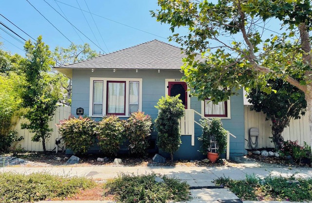 Victorian Bungalow: 2 bd + parking + private garden