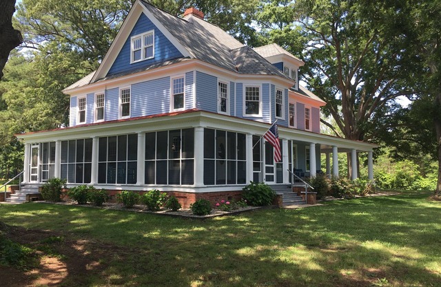 Victorian Farmhouse w/private waterfront & pier at the mouth of Mobjack Bay
