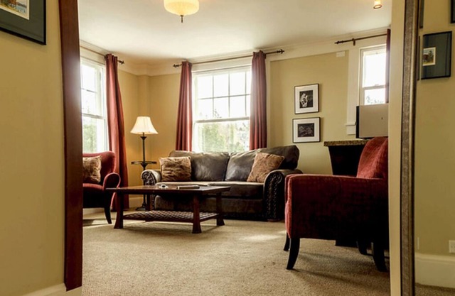 Victorian Hotel Room w/Heated Tile Floors & Original Artwork in Downtown