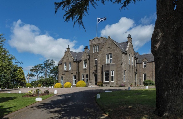 Victorian Mansion, fully refurbished, sleeps 24 guests in 12 ensuite bedrooms