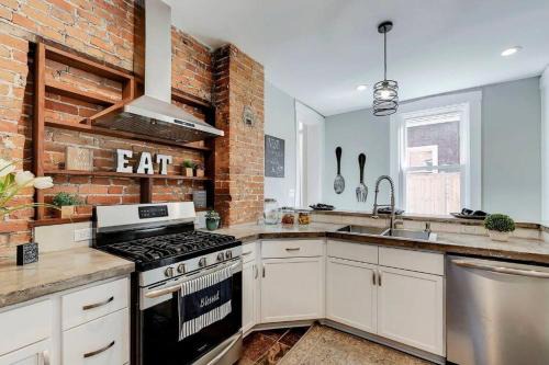 Victorian Mansion mins to Downtown Indy