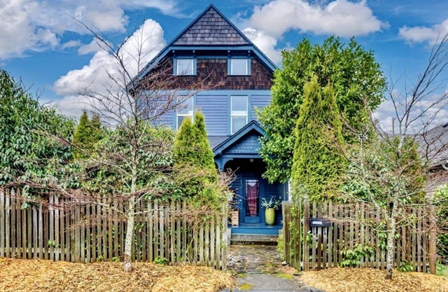 Victorian on Garden: Best Location in Town