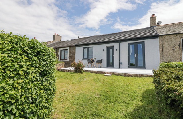 VICTRONEEN COTTAGE, pet friendly, with a garden in Whitehaven