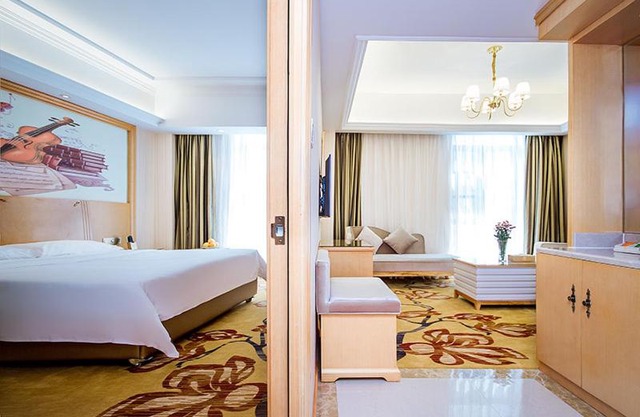 Vienna Hotel Whhan xingye road stone bridge subway station store