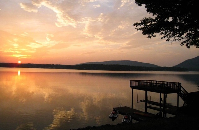 VIEW FIREPIT, hot tub, dock, Mountain waterfront, pool table, WiFi, dogs welcome