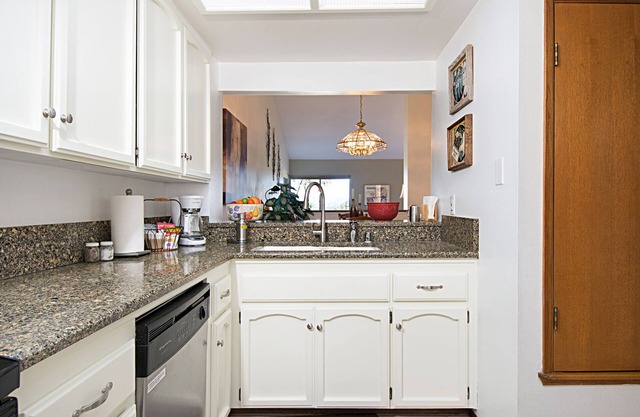 ***VIEWS*** Exclusive Heights Area, Golf, King Bed