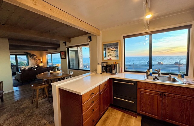 Views from Bodega Head to Jenner! Luxurious Beds. Fireplace. Hot Tub. Dogs yes!