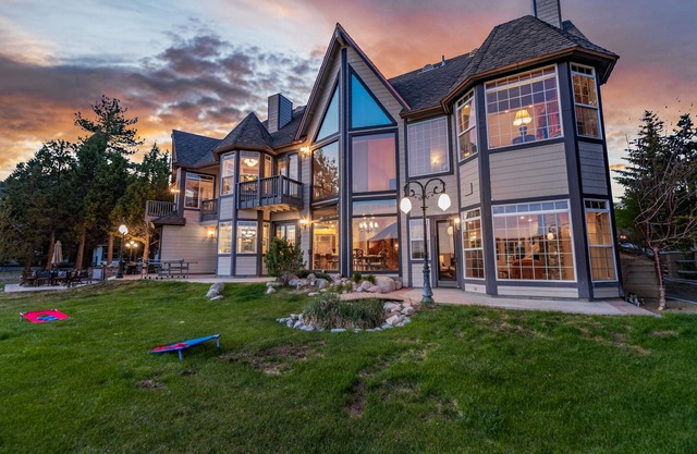 *VIEWS*Gorgeous Cabin, Indoor Pool/Spa.Steam Room!