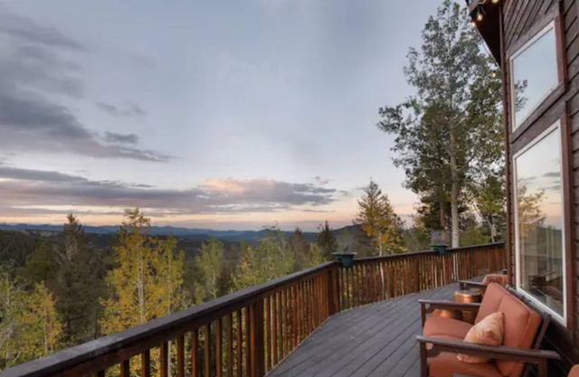 VIEWS! Hot tub, barrel sauna, arcade, axe throwing