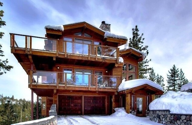 Views! Hot Tub! Half Mile to Ski lifts! Celebrate Christmas Holiday! Max 14 PPL!