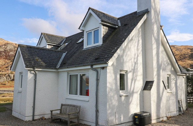 VIKING COTTAGE, pet friendly, country holiday cottage in Glenuig