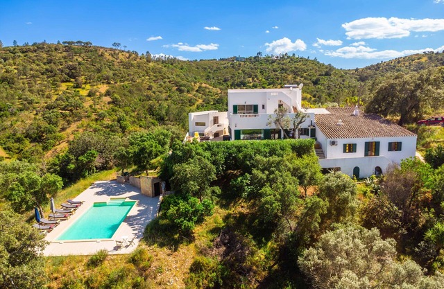 Villa Eiras Altas Grande by Portucasa