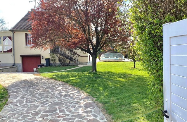 Villa 1 hour from Paris with heated pool and indoor Jacuzzi