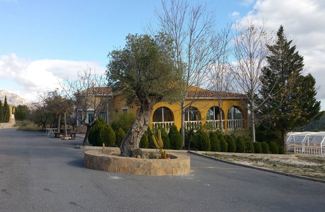 Villa 15min from Alicante, free WiFi, indoor pool, ideal for families.